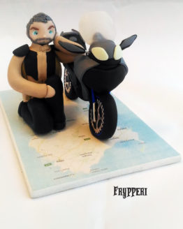 cake topper statuina motociclista e moto con cartina sardegna