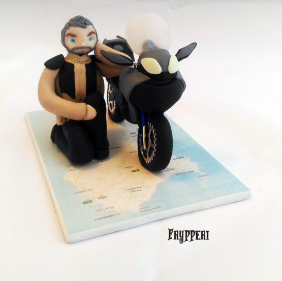 cake topper statuina motociclista e moto con cartina sardegna