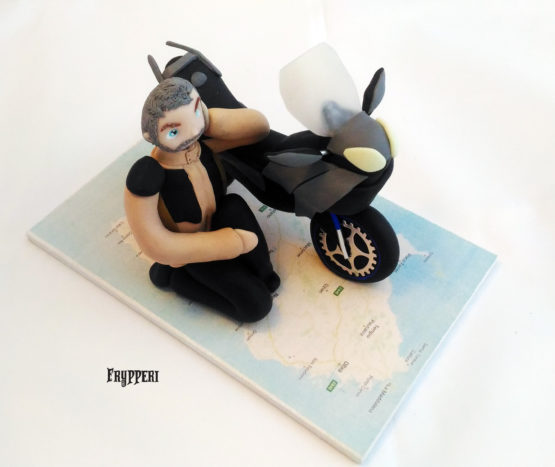 cake topper statuina motociclista e moto con cartina sardegna