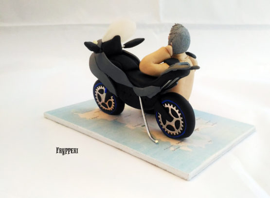 cake topper statuina motociclista e moto con cartina sardegna