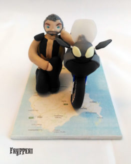 cake topper statuina motociclista e moto con cartina sardegna