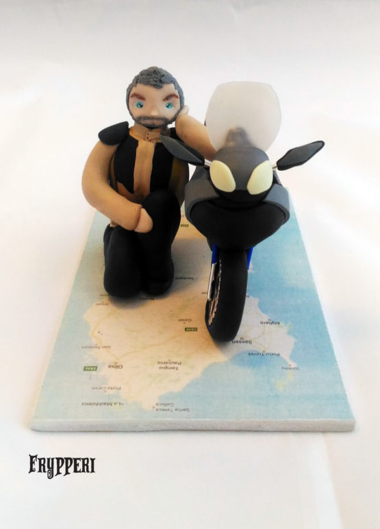 cake topper statuina motociclista e moto con cartina sardegna